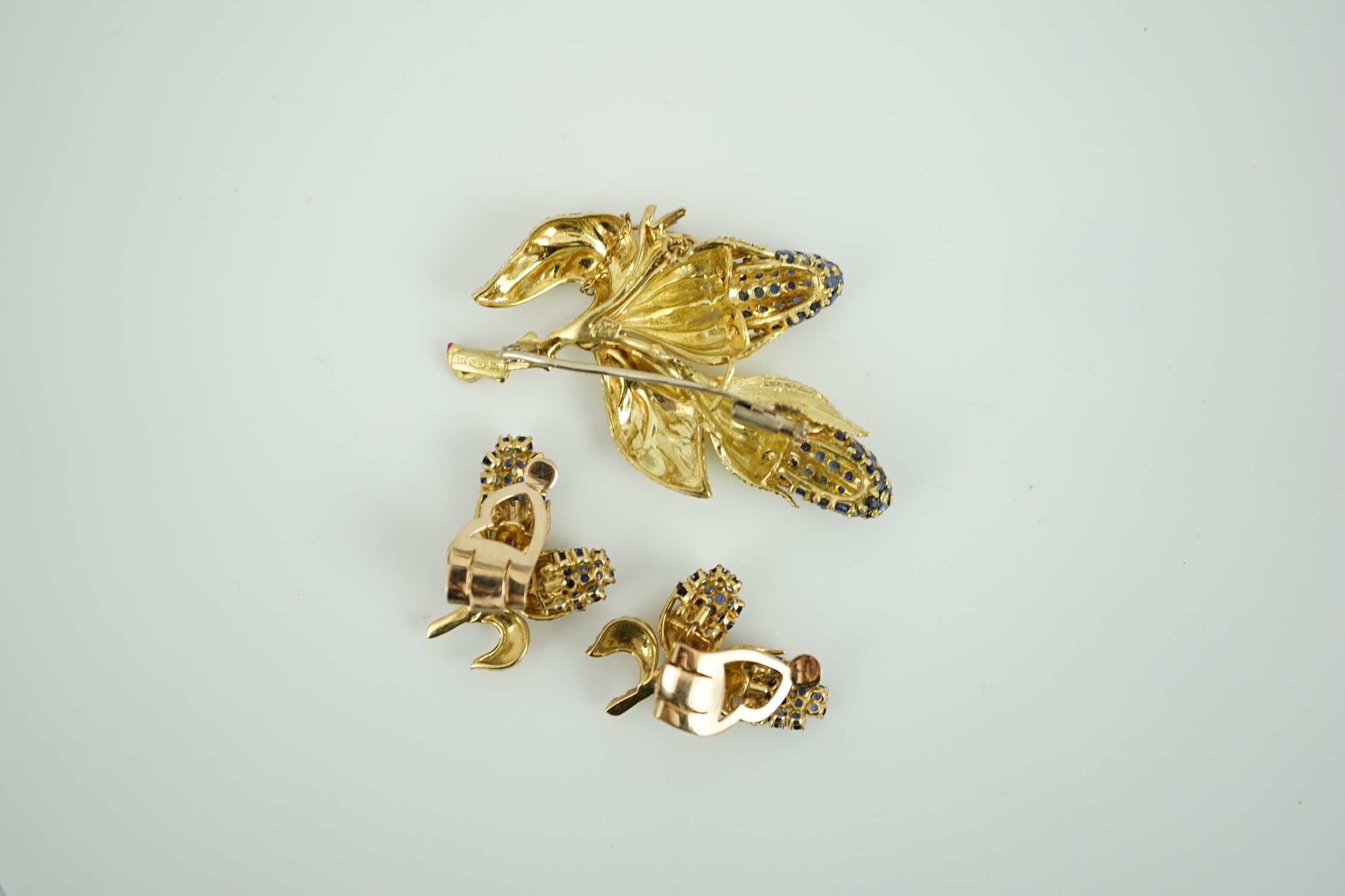 A 20th century Italian 18k gold and sapphire cluster set foliate brooch, 53mm, together with a pair of similar unmarked ear clips